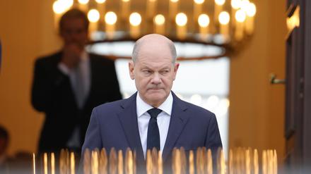 Bundeskanzler Olaf Scholz (SPD) verlässt das Schloss Bellevue. 