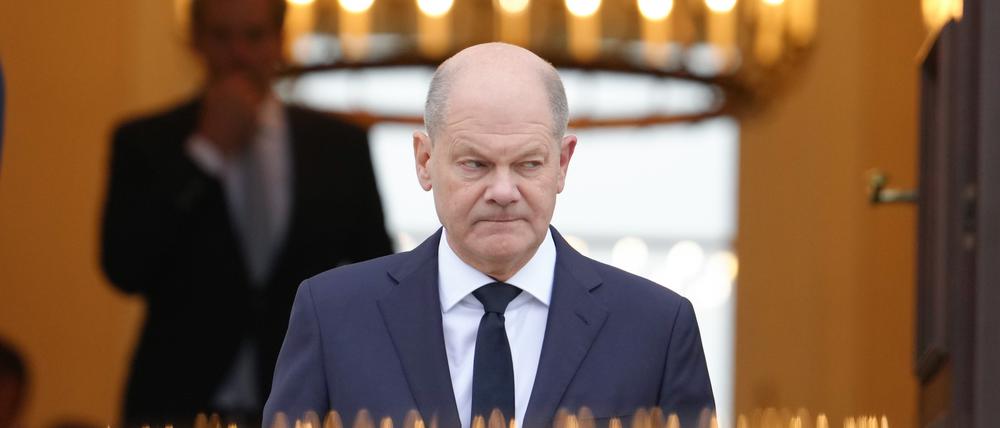 Bundeskanzler Olaf Scholz (SPD) verlässt das Schloss Bellevue.
