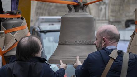 Notre-Dame begrüßt drei neue Glocken – Paris Dieses Foto zeigt drei neue Glocken, darunter die Glocke, die bei den Olympischen Spielen in Paris verwendet wurde und am 7. November 2024 in die Kathedrale Notre-Dame in Paris gebracht werden soll.