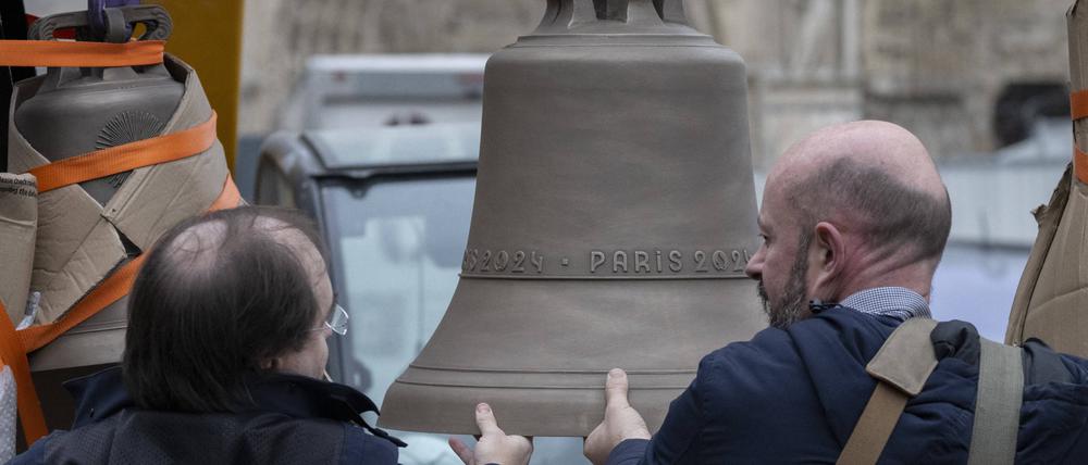 Notre-Dame begrüßt drei neue Glocken – Paris Dieses Foto zeigt drei neue Glocken, darunter die Glocke, die bei den Olympischen Spielen in Paris verwendet wurde und am 7. November 2024 in die Kathedrale Notre-Dame in Paris gebracht werden soll.