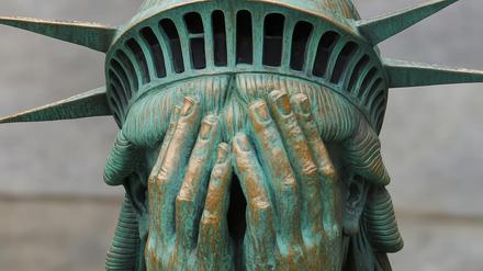Solche Bilder kursieren dieser Tage in den sozialen Medien: Die Freiheitsstatue trauert.