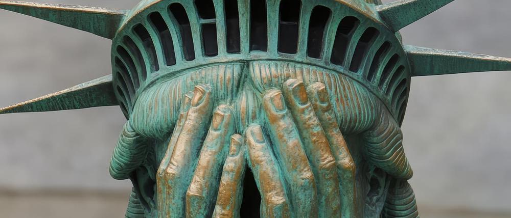 Solche Bilder kursieren dieser Tage in den sozialen Medien: Die Freiheitsstatue trauert.