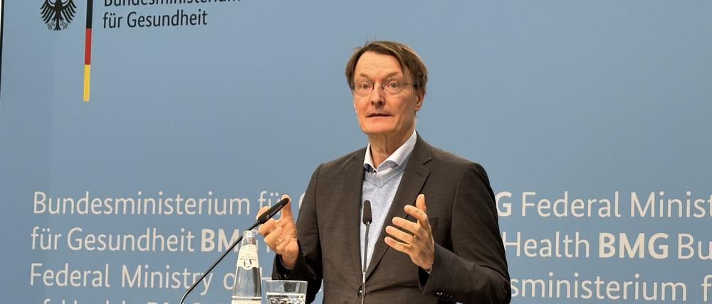 Karl Lauterbach (SPD), Bundesminister für Gesundheit, kündigt steigende Pflegebeiträge an. Der Beitragssatz für die Pflegeversicherung soll Lauterbach zufolge im Januar um 0,2 Prozentpunkte steigen.