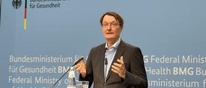 Karl Lauterbach (SPD), Bundesminister für Gesundheit, kündigt steigende Pflegebeiträge an. Der Beitragssatz für die Pflegeversicherung soll Lauterbach zufolge im Januar um 0,2 Prozentpunkte steigen.