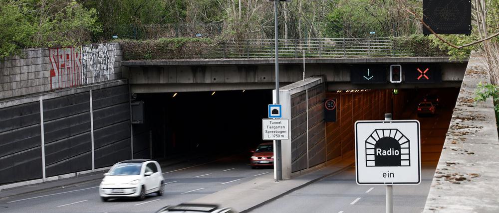 Für Lastwagen bleibt der Tiergartentunnel in Südrichtung bis auf Weiteres gesperrt. (Archivbild)