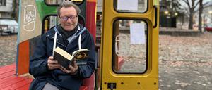 Bücherbox am Fellbacher Platz in Hermsdorf mit ihrem Betreuer Hans-Dieter Pohl