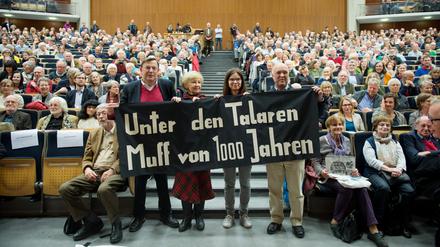 Die Bannerträger des Jahres 1967 im Audimax der Universität Hamburg bei einer Jubiläumsveranstaltung 2017.