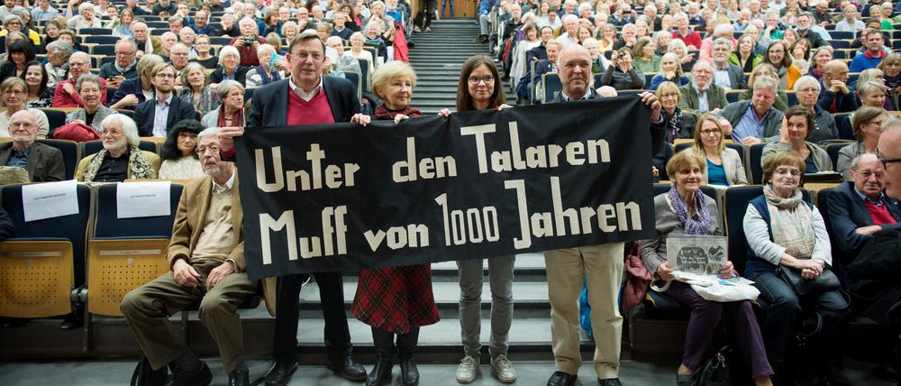 Die Bannerträger des Jahres 1967 im Audimax der Universität Hamburg bei einer Jubiläumsveranstaltung 2017.