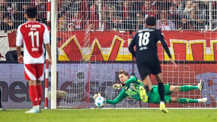 Frederik Rönnow bewahrte den 1. FC Union Berlin in der ersten Hälfte mit einem gehaltenen Elfmeter vor dem Rückstand.