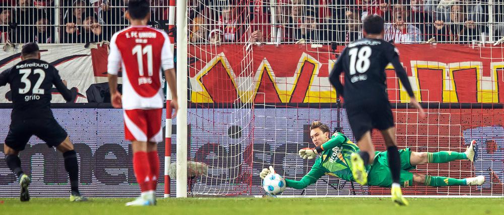 Frederik Rönnow bewahrte den 1. FC Union Berlin in der ersten Hälfte mit einem gehaltenen Elfmeter vor dem Rückstand.