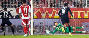 Frederik Rönnow bewahrte den 1. FC Union Berlin in der ersten Hälfte mit einem gehaltenen Elfmeter vor dem Rückstand.