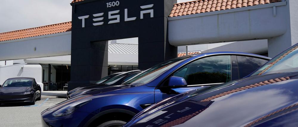 Die Nähe von Elon Musk zu Donald Trump trägt zum Kursanstieg der Tesla-Aktie bei. (Archivbild)