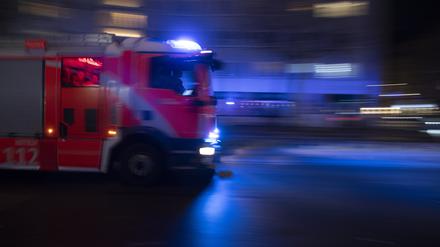 Ein Einsatzfahrzeug der Feuerwehr fährt durch Berlin.