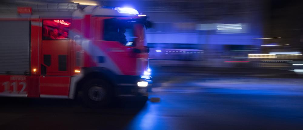 Ein Einsatzfahrzeug der Feuerwehr fährt durch Berlin.