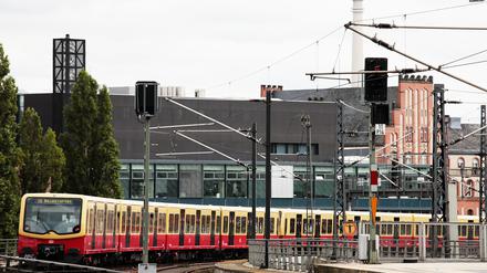 Die Ausschreibung für Betrieb, Fahrzeuglieferung und -instandhaltung bei der Berliner S-Bahn verzögert sich weiter. (Archivbild)