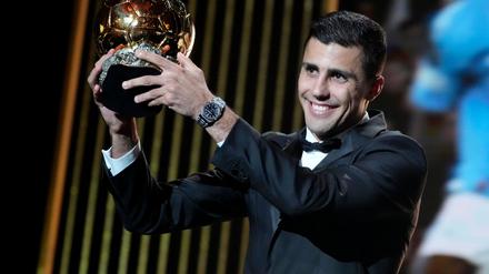 Rodri ließ sich für die Auszeichnung mit dem Ballon d'Or feiern. (Archivbild)