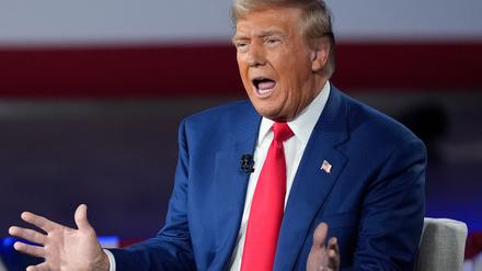 Er werde kein Diktator sein, „außer am ersten Tag“, sagt Trump bei einer Diskussionsrunde des Senders Fox News vor fast einem Jahr. (Archivbild)