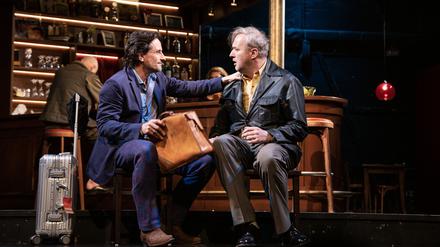 Erfolgschauspieler Oliver (Oliver Mommsen, l.) tröstet Loser Bruno (Stephan Grossmann) in „Nebenan“, nur dass der das gar nicht will.