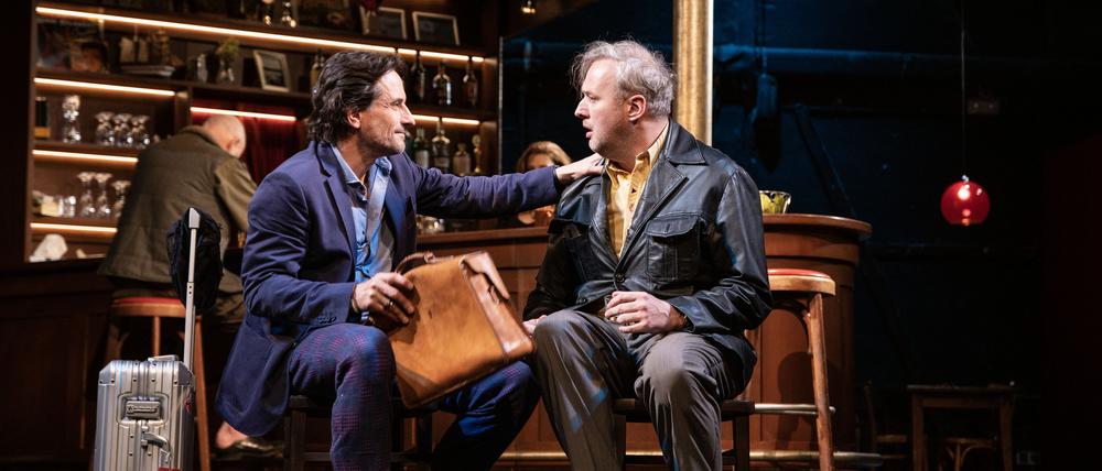 Erfolgschauspieler Oliver (Oliver Mommsen, l.) tröstet Loser Bruno (Stephan Grossmann) in „Nebenan“, nur dass der das gar nicht will.
