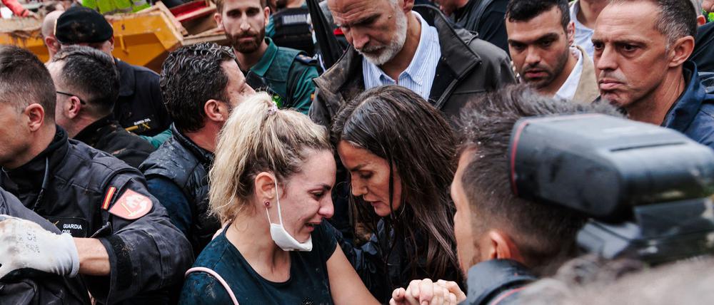 König Felipe und Königin Letizia sprachen in Paiporta mit Menschen. (Archivbild)