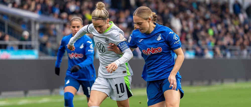 Svenja Huth vom VfL Wolfsburg dribbelt sich an ihren Gegnerinnen vorbei.