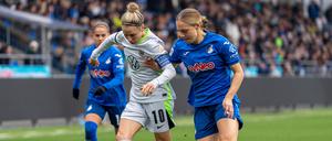 Svenja Huth vom VfL Wolfsburg dribbelt sich an ihren Gegnerinnen vorbei.