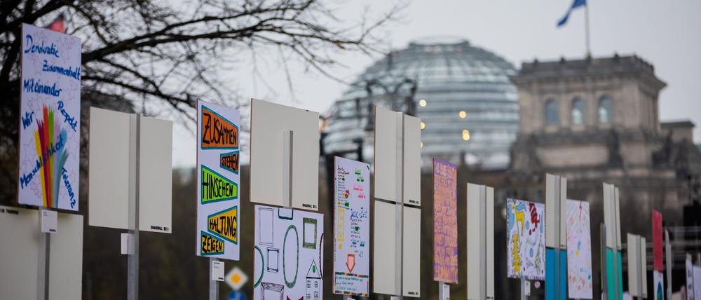 5.000 Plakate mit Wünschen und Hoffnungen