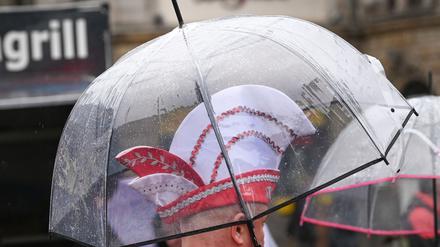 Zu Beginn der „Fünften Jahreszeit“ müssen Menschen in vielen Regionen Deutschlands mit Regen rechnen. (Symbolbild)