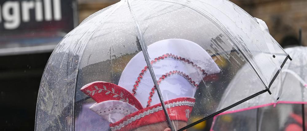 Zu Beginn der „Fünften Jahreszeit“ müssen Menschen in vielen Regionen Deutschlands mit Regen rechnen. (Symbolbild)