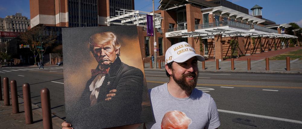 Kultfigur. Ein Trump-Anhänger in Virginia mit dem Porträt des amerikanischen Herrschers.