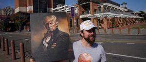 Kultfigur. Ein Trump-Anhänger in Virginia mit dem Porträt des amerikanischen Herrschers.