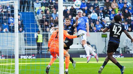 Vorentscheidung. Isac Lidberg (Mitte) köpft zum 2:1 für Darmstadt ein.