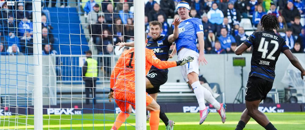 Vorentscheidung. Isac Lidberg (Mitte) köpft zum 2:1 für Darmstadt ein.