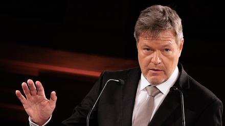 Robert Habeck hält vor Gästen seine „Neuhardenberger Rede“.