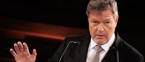 Robert Habeck hält vor Gästen seine „Neuhardenberger Rede“.