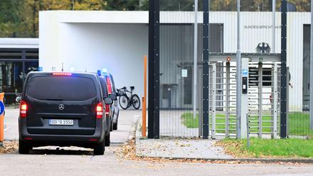 Mit eingeschaltetem Blaulicht fahren mehrere Wagen auf den Hof an der Außenstelle des Bundesgerichtshofs. 
