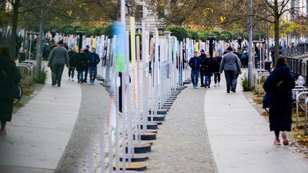 Eine Ausstellung zeichnet entlang der Spree zeichnet den Weg der Berliner Mauer nach (Spiegelung in Bildschirm). 