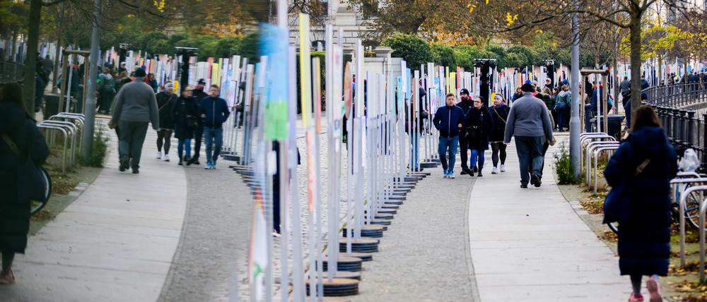 Eine Ausstellung zeichnet entlang der Spree zeichnet den Weg der Berliner Mauer nach (Spiegelung in Bildschirm).
