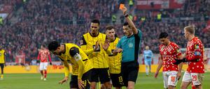 Die Schlüsselszene im Spiel: Emre Can kassiert die Rote Karte.