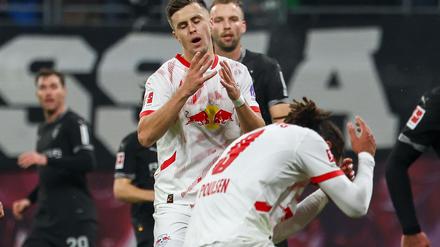 Christoph Baumgartner und Yussuf Poulsen (r.) ärgern sich über eine vergebene Chance.