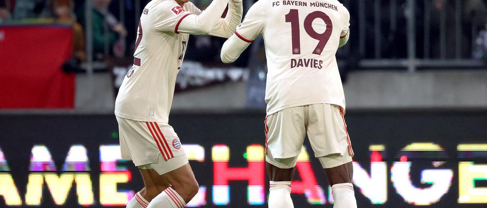 Musiala und Davies (r.) feiern den Treffer zur Führung.