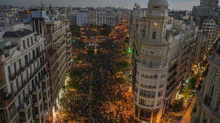 Im Stadtzentrum von Valencia kamen rund 130.000 Menschen zusammen um gegen die ihrer Ansicht nach nur schleppend angelaufene Hilfe zu protestieren.