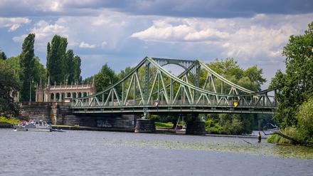 Die Glienicker Brücke zwischen Berlin und Potsdam ist ein Symbol der deutschen Teilung. Vor 35 Jahren, am 10. November 1989, gingen dort die Schlagbäume auf. (Archivbild)