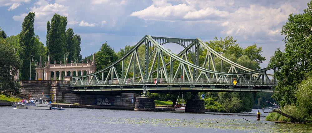 Die Glienicker Brücke zwischen Berlin und Potsdam ist ein Symbol der deutschen Teilung. Vor 35 Jahren, am 10. November 1989, gingen dort die Schlagbäume auf. (Archivbild)
