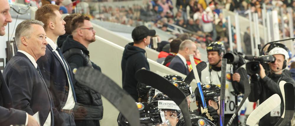 Bundestrainer Harold Kreis begrüßt Kameras in der Eishockey-Kabine.