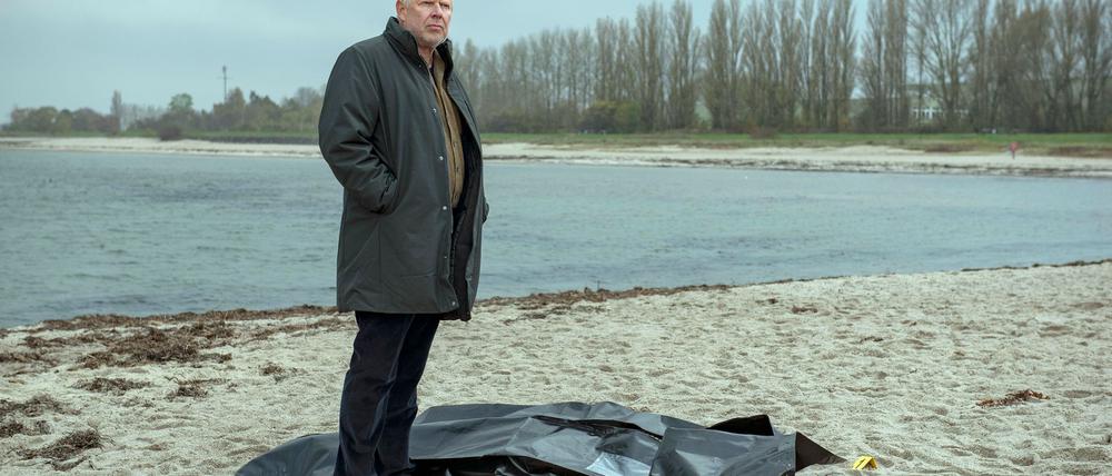 Kommissar Borowski (Axel Milberg) ist ratlos: im „Tatort: Borowski und das ewige Meer“. (undatierte Filmszene)