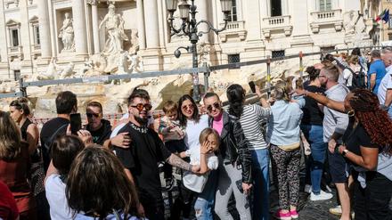 Touristen am Trevi-Brunnen - Massentourismus ist ein großes Problem in Italien. (Archivbild)