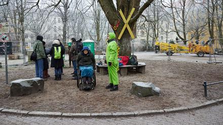 Anwohner protestieren schon länger gegen Wohnungsprojekt (Archivbild)