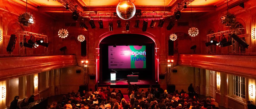 Ins Rampenlicht. beim „Open Mike“ 2024 im Heimathafen Neukölln.