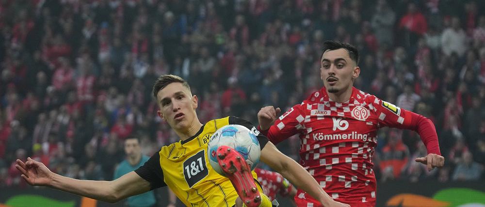 Für Nico Schlotterbeck (links, hier gegen den Mainzer Paul Nebel) und seine Dortmunder läuft es nicht.